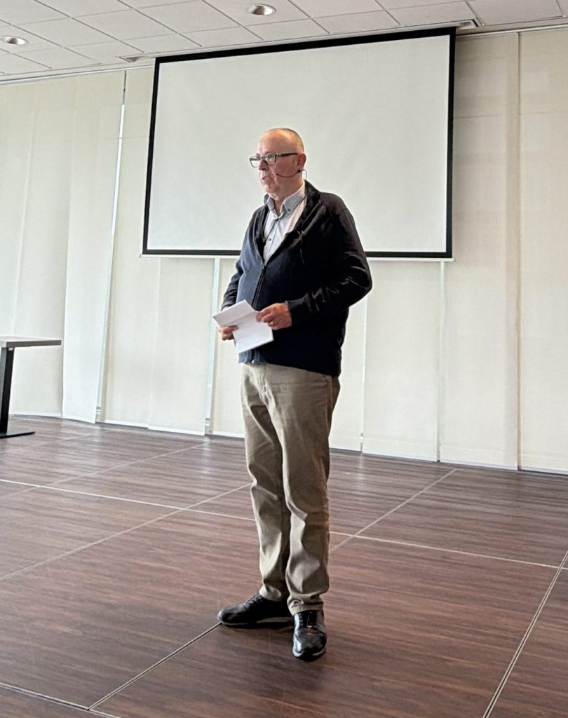Hans vertelt uit eigen werk