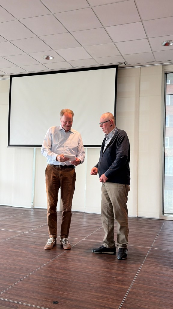 De hele opbrengst van het boek gaat naar ParkinsonNederland